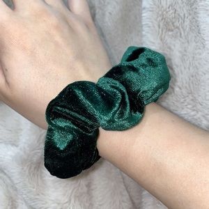 Zipper scrunchie for hair also holds items